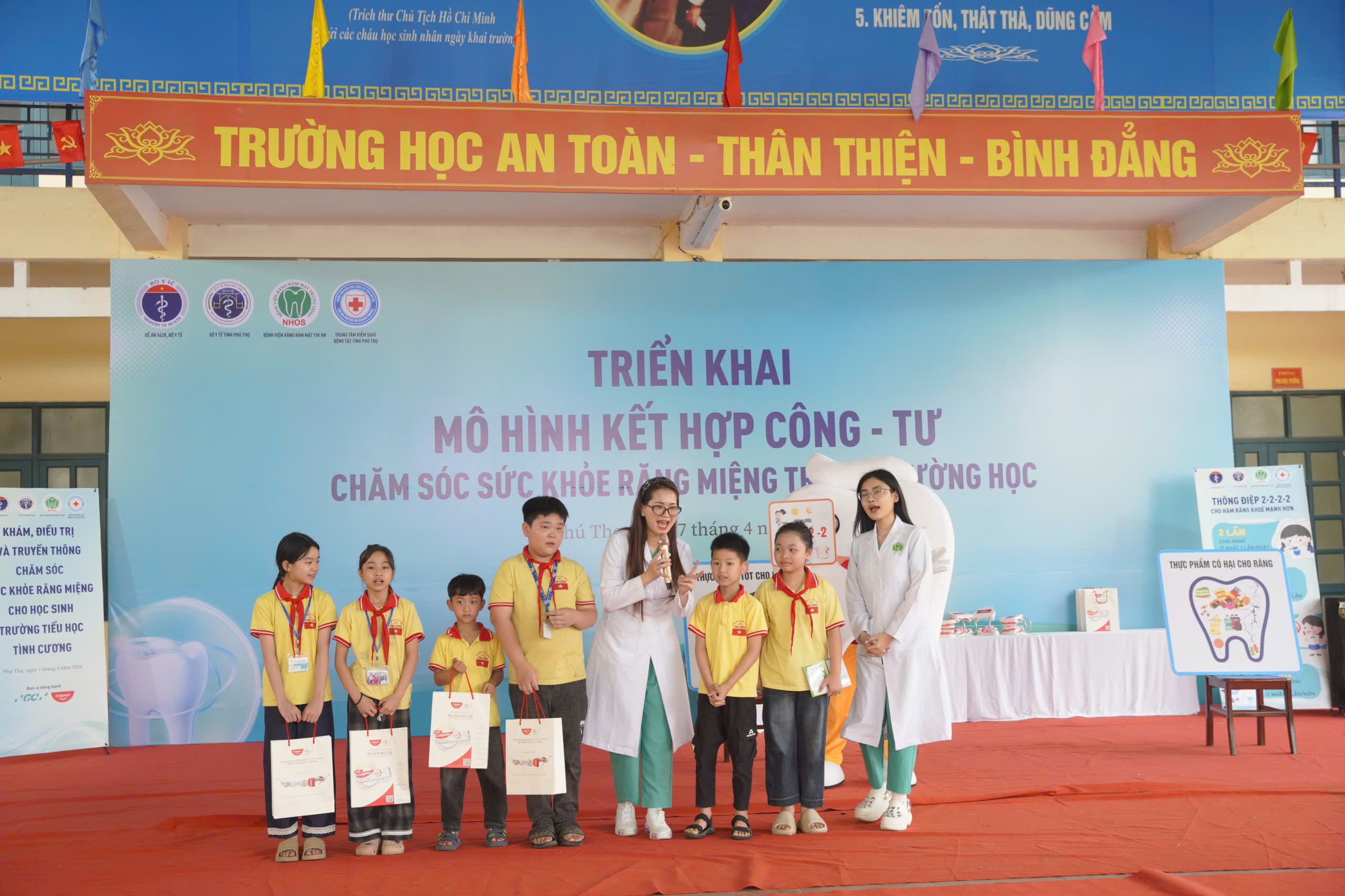Đoàn công tác triển khai hướng dẫn học sinh thực hành chăm sóc răng miệng đúng cách